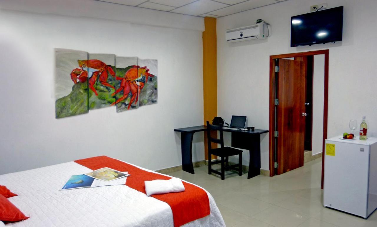 Hospedaje Brisas Del Pacifico Puerto Ayora  Exterior photo