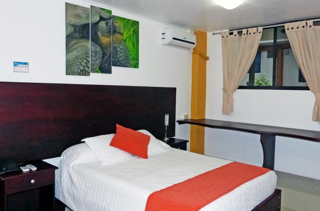 Hospedaje Brisas Del Pacifico Puerto Ayora  Exterior photo