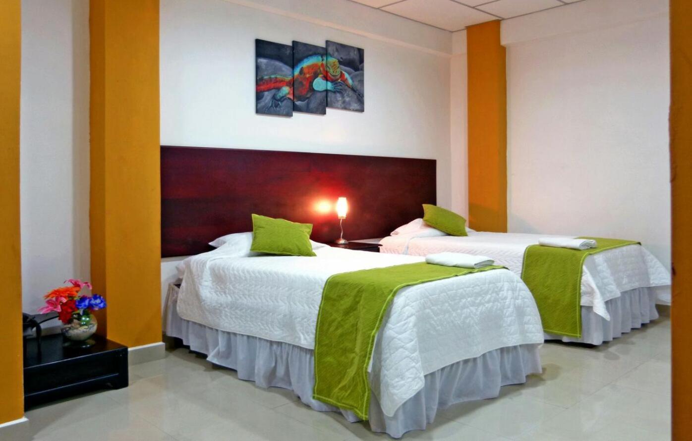 Hospedaje Brisas Del Pacifico Puerto Ayora  Exterior photo