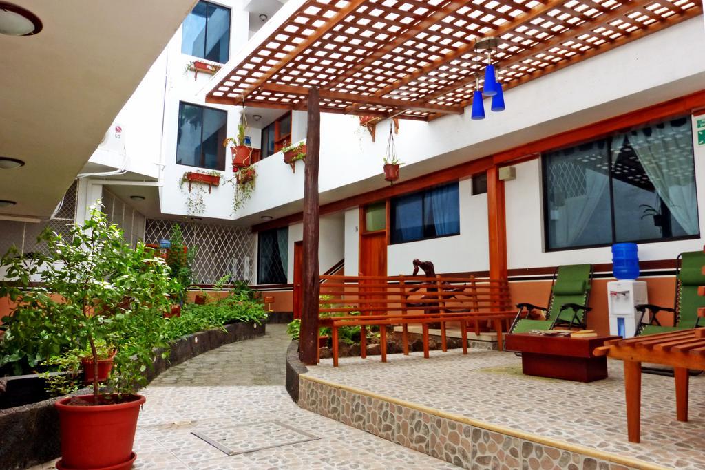 Hospedaje Brisas Del Pacifico Puerto Ayora  Exterior photo