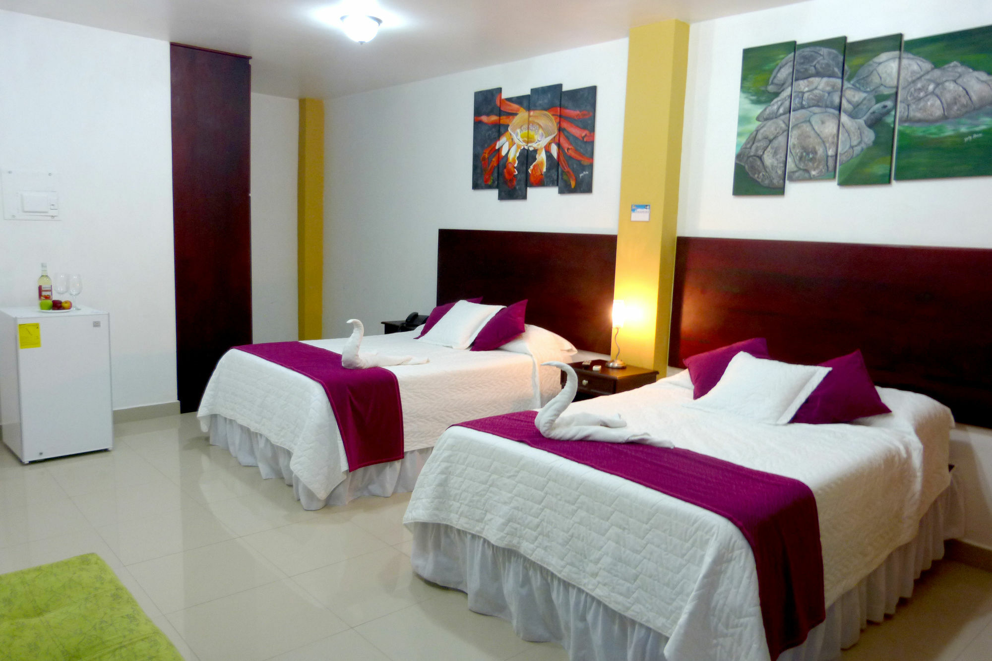 Hospedaje Brisas Del Pacifico Puerto Ayora  Exterior photo